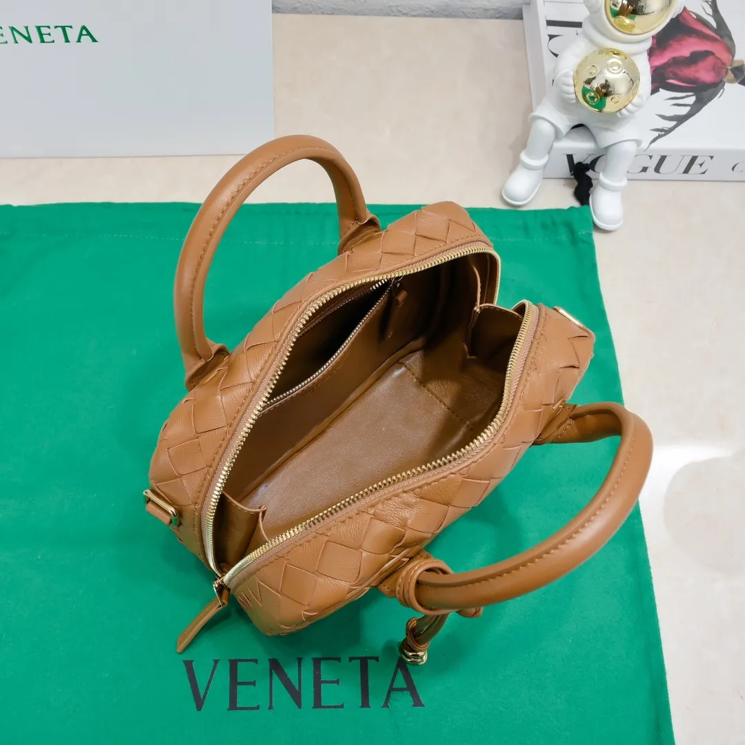 Batch 1560 BV2024 Spring Get Away small square box, retro and fashionable small size, multiple carrying methods, retro and fashionable, lightweight bag, practical space, same style for men and women! ! ! A fashionable must-have item, brass knotted rope pendant, chic and elegant, low-key luxury and tasteful, versatile item. Style number: 6763 Size: 23.5*17.9*9cm